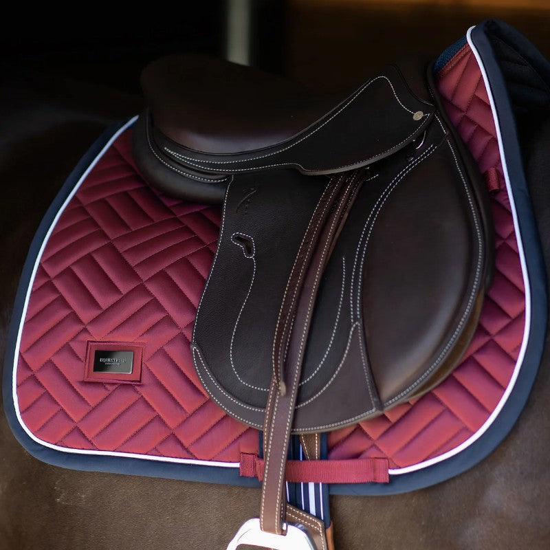 Equestrian Stockholm - Tapis de selle Modern Luxe rouge foncé | - Ohlala