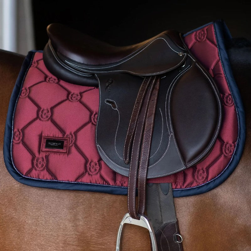 Equestrian Stockholm - Tapis de selle Twill Luxe rouge foncé | - Ohlala