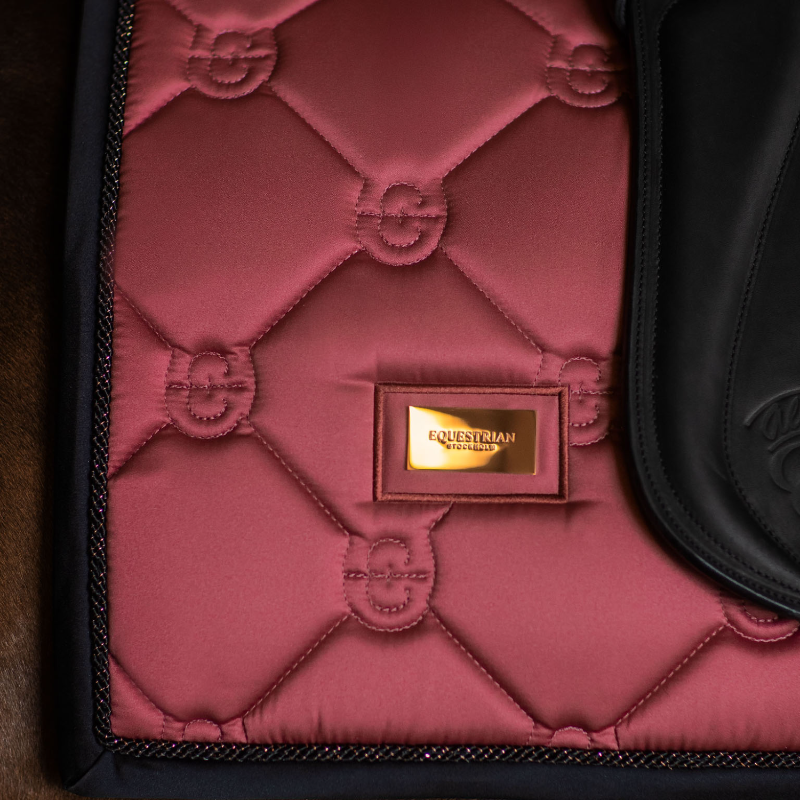 Equestrian Stockholm - Tapis de dressage Soft rouge | - Ohlala