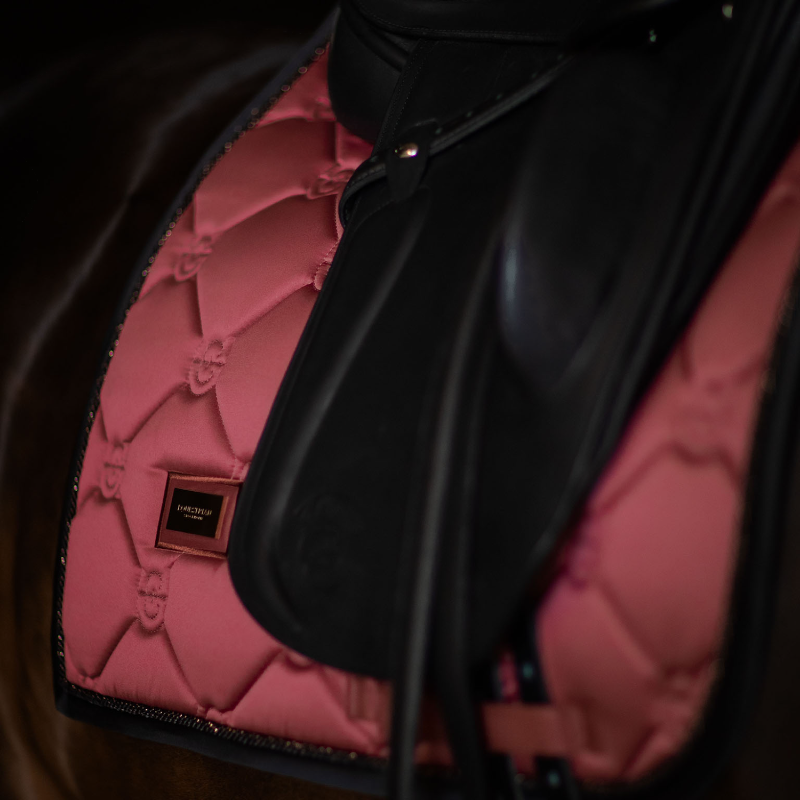 Equestrian Stockholm - Tapis de dressage Soft rouge | - Ohlala