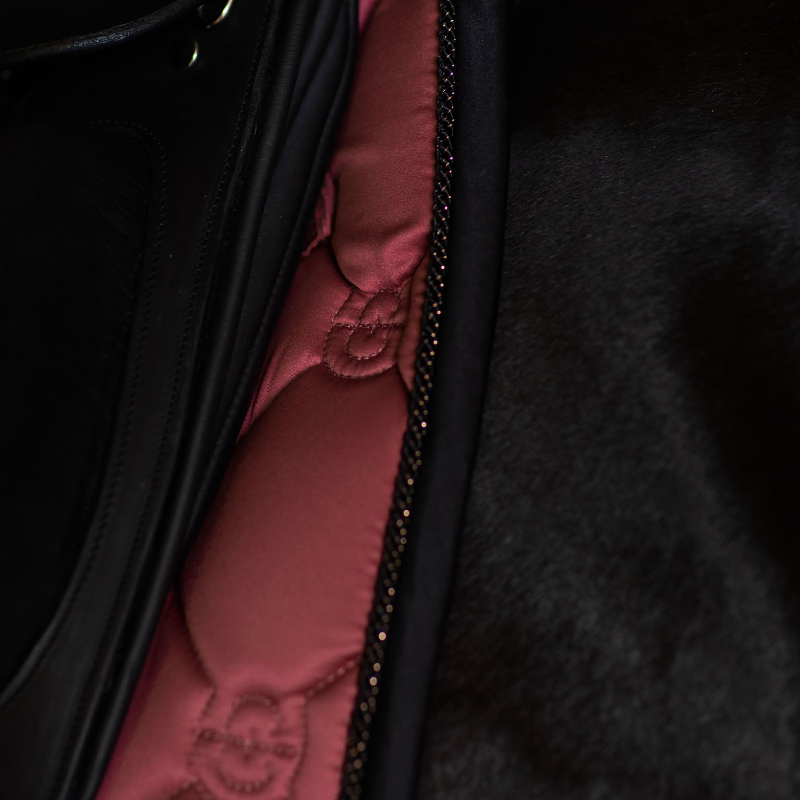 Equestrian Stockholm - Tapis de dressage Soft rouge | - Ohlala