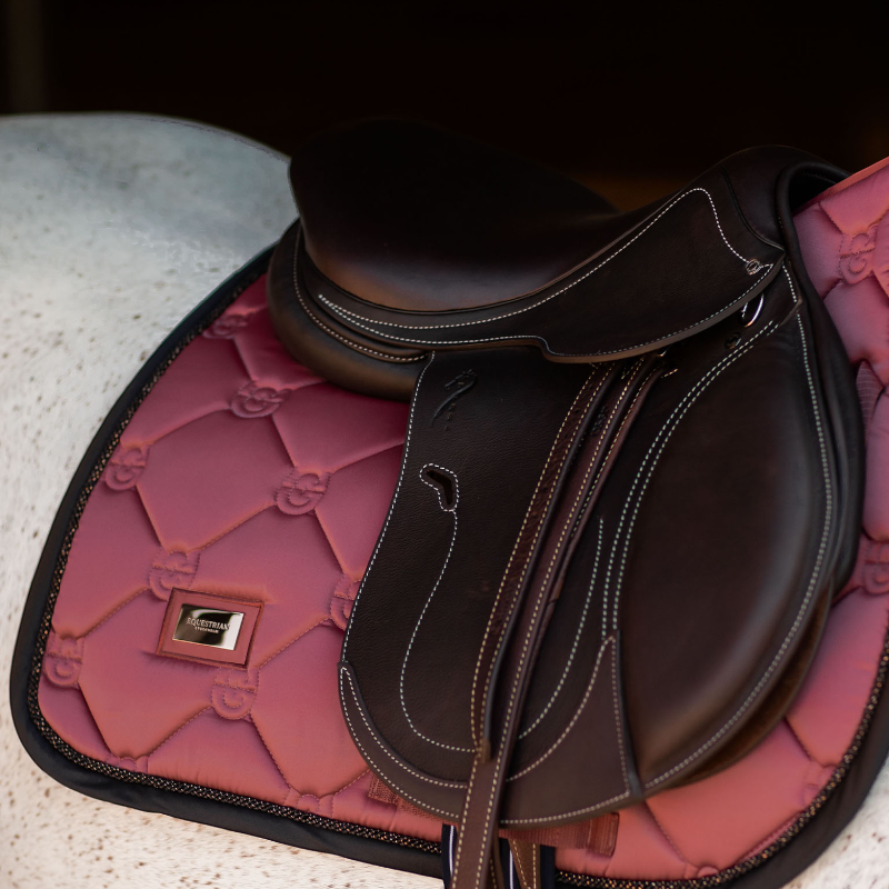 Equestrian Stockholm - Tapis de selle Soft rouge | - Ohlala