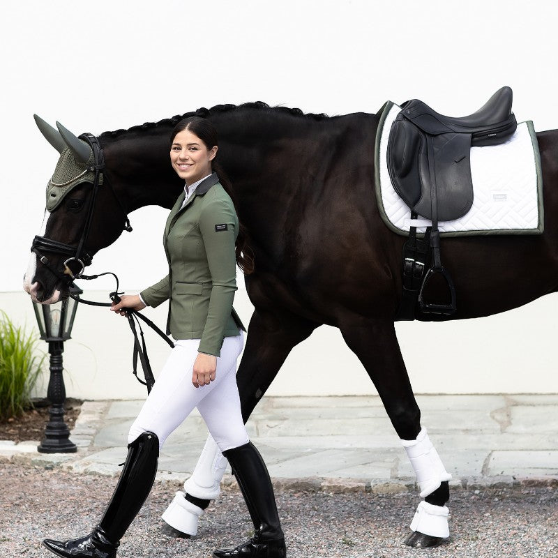 Equestrian Stockholm - Tapis de dressage Striking Valley Modern blanc | - Ohlala