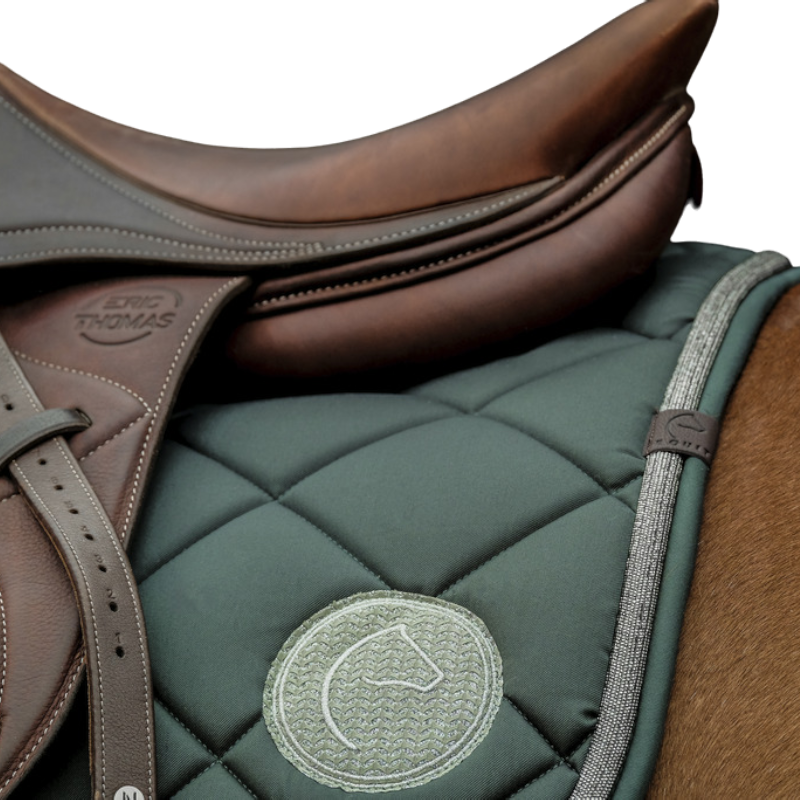 Equithème - Tapis de selle Badge 2.0 vert foncé | - Ohlala