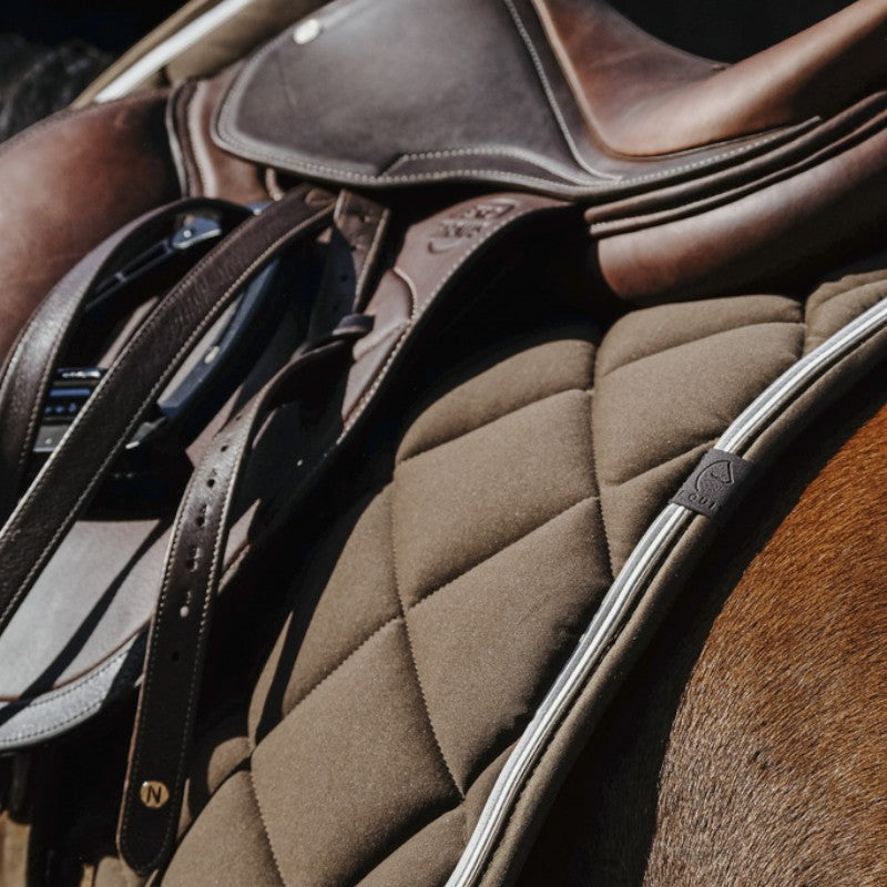 Equithème - Tapis de selle Classic marron foncé | - Ohlala