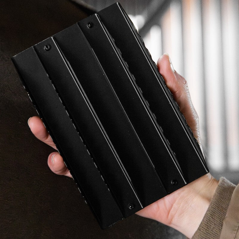 Grooming Deluxe - Etrille en acier noir | - Ohlala