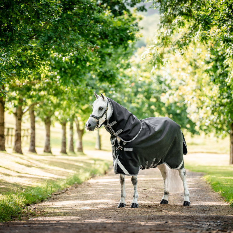Horseware - Couverture d'extérieur Rambo Plus Turnout noir/ thunderstorm grey/ argent 100g | - Ohlala