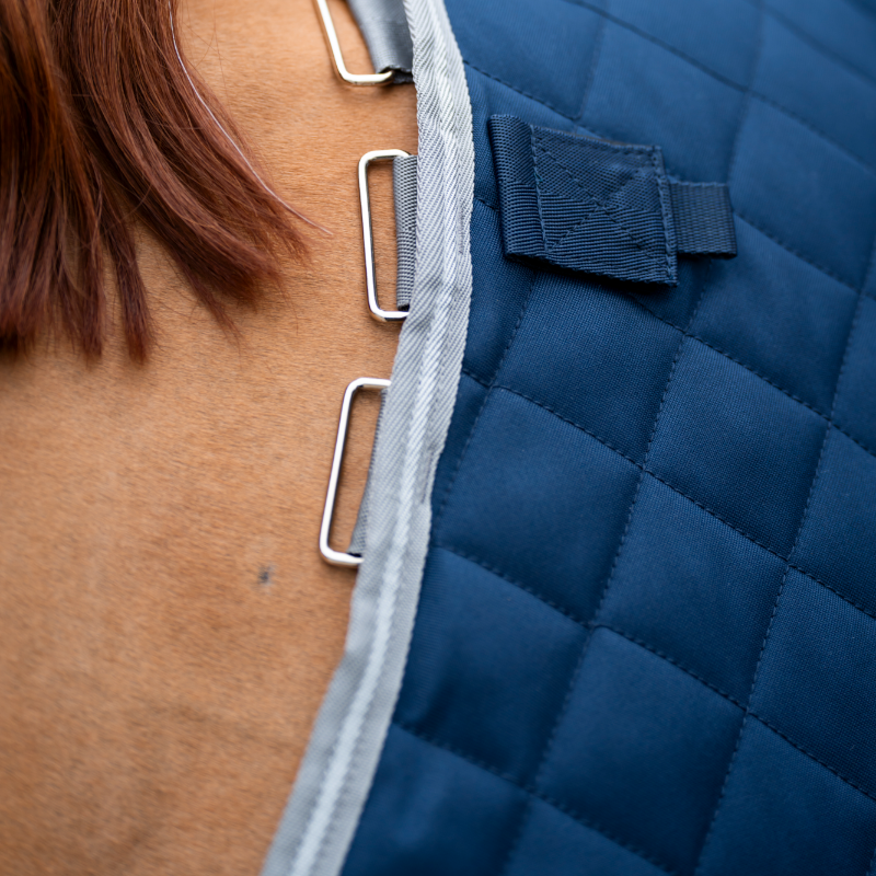 Horseware - Couverture de box Amigo Quilted Stable Plus marine/ titanium grey/ argent 200g | - Ohlala
