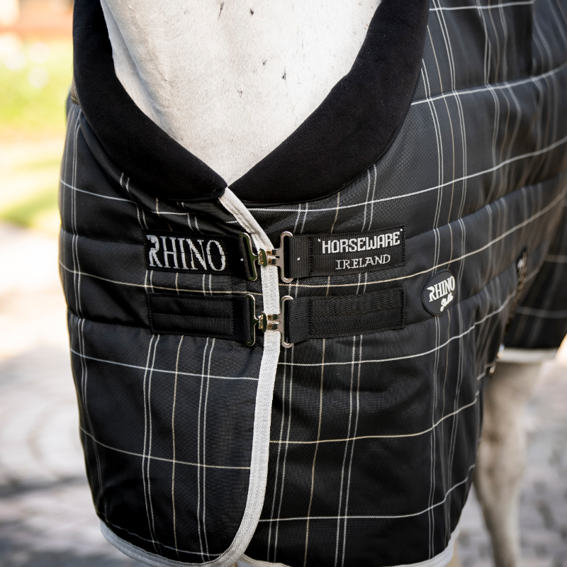 Horseware - Couverture de box Rhino Stable noir/ gris/ blanc à carreaux/ gris 100g | - Ohlala