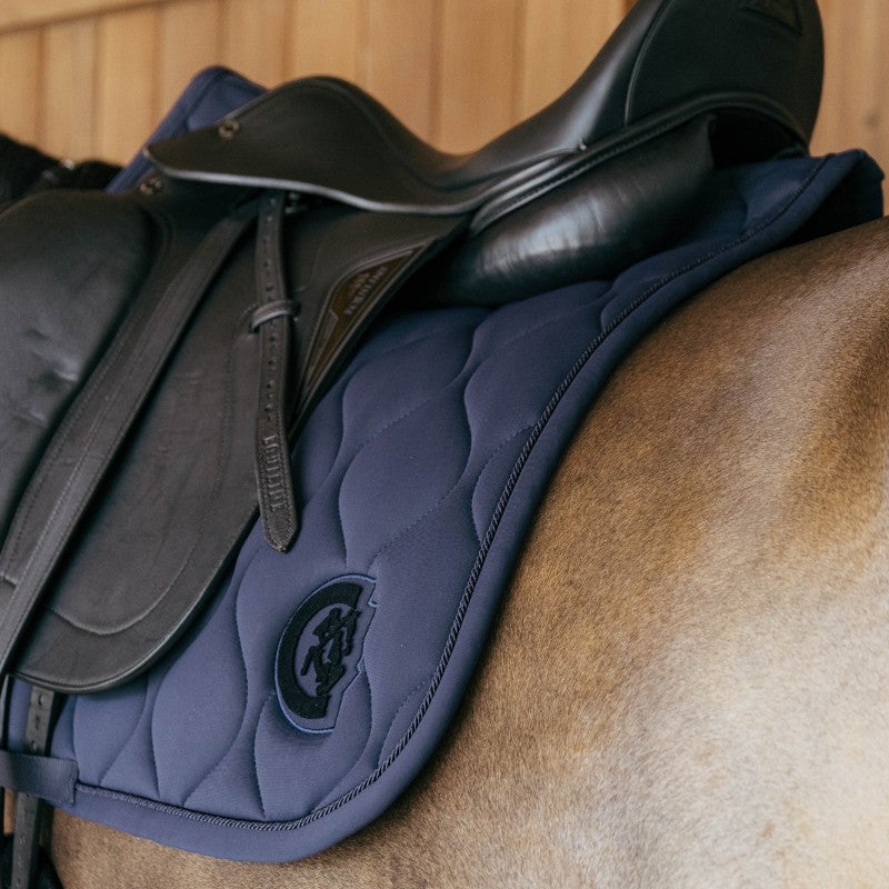 Kentucky Horsewear - Tapis de dressage Wave 3D logo marine | - Ohlala
