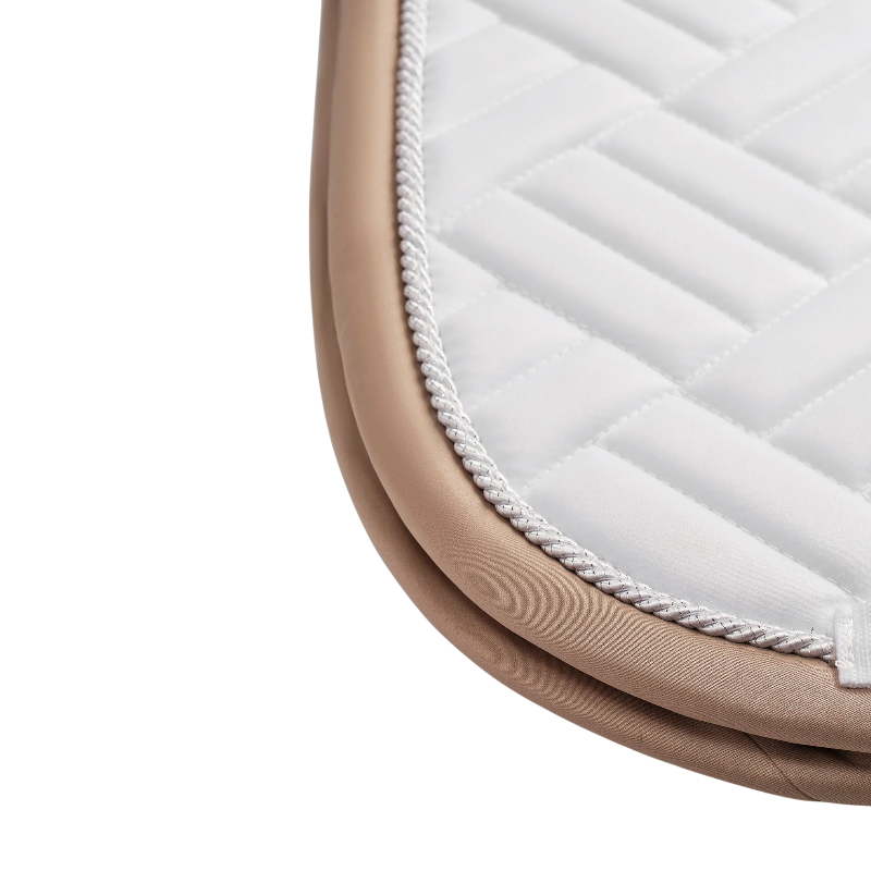 Equestrian Stockholm - Tapis de dressage Mordern White blanc/ sand | - Ohlala