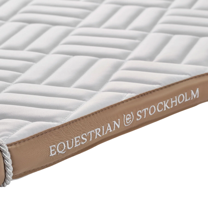 Equestrian Stockholm - Tapis de dressage Mordern White blanc/ sand | - Ohlala