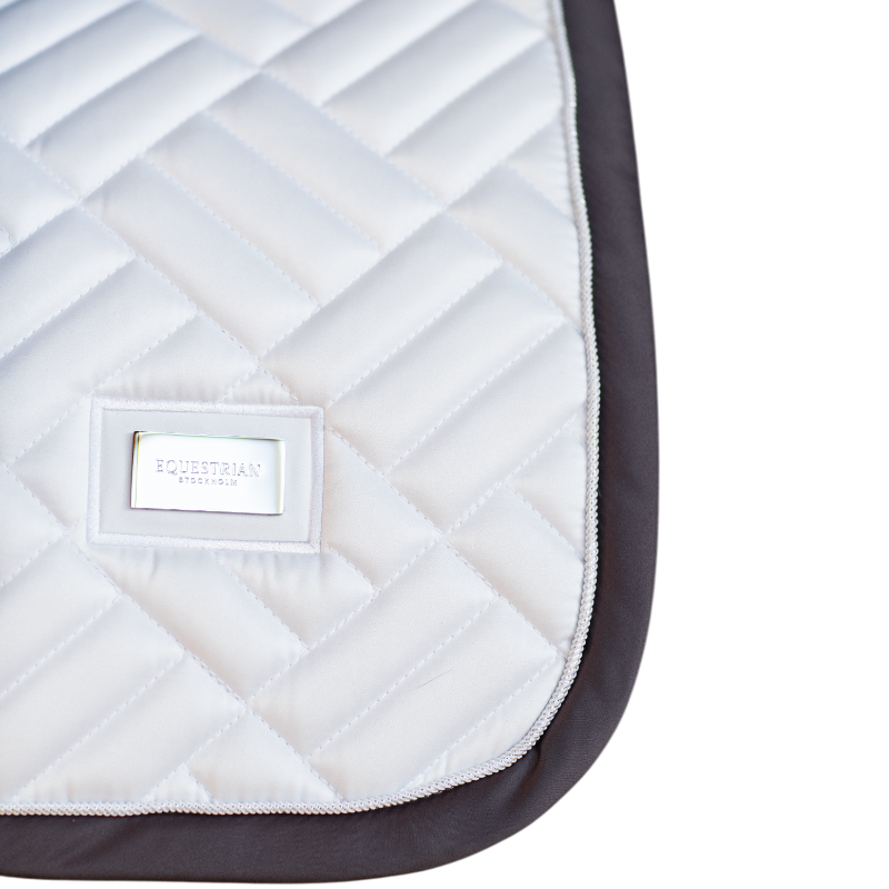 Equestrian Stockholm - Tapis de selle Modern White Dark Violet | - Ohlala