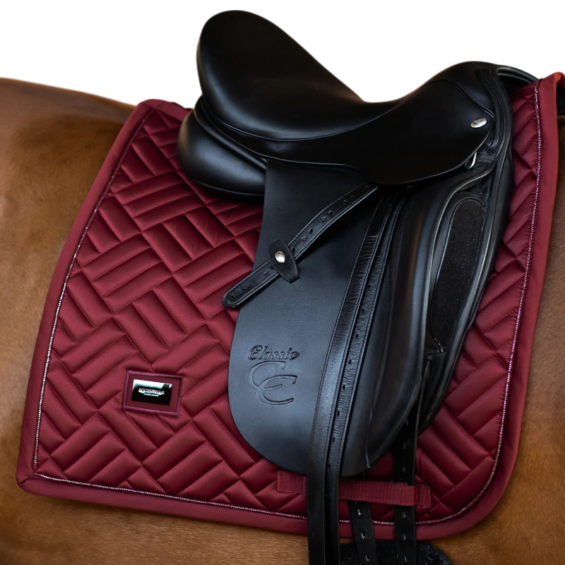 Equestrian Stockholm - Tapis de dressage Modern bordeaux | - Ohlala
