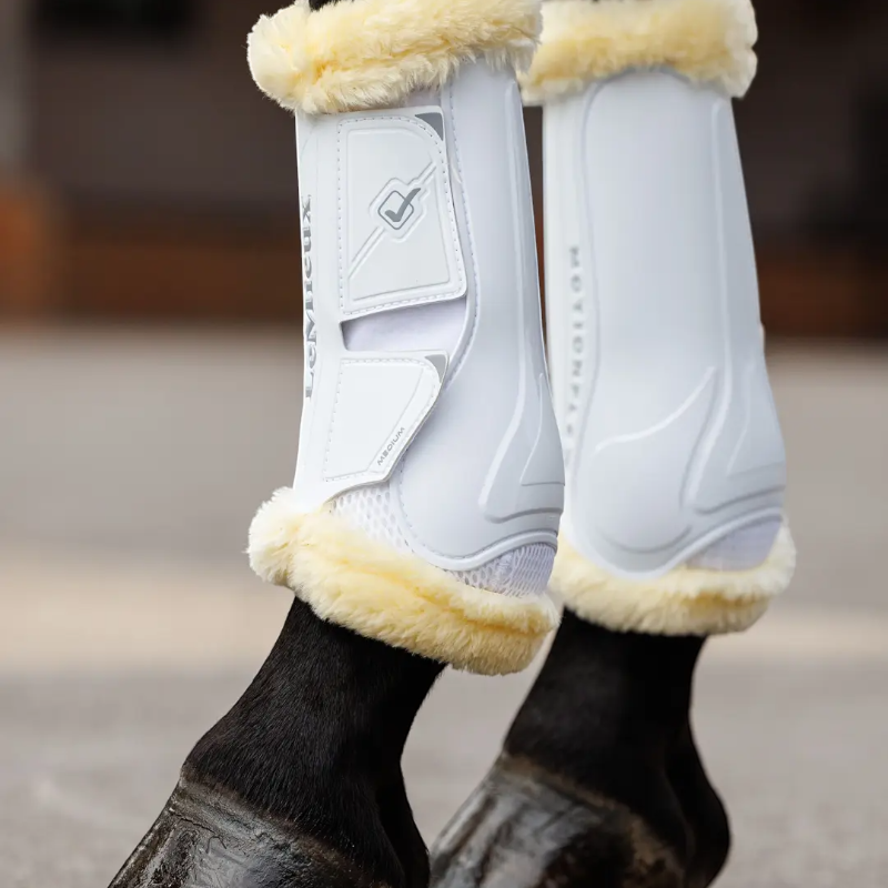 Lemieux - Guêtres de dressage Motionflex avec fourrure blanc/ naturel | - Ohlala
