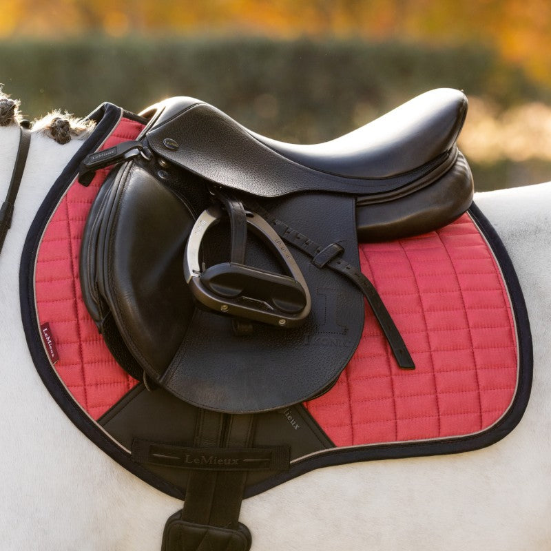 LeMieux - Tapis de selle Square en suédine cranberry | - Ohlala