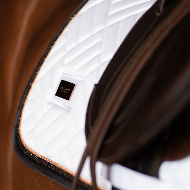 Equestrian Stockholm - Tapis de selle Modern Dark Ocean blanc/ marine | - Ohlala