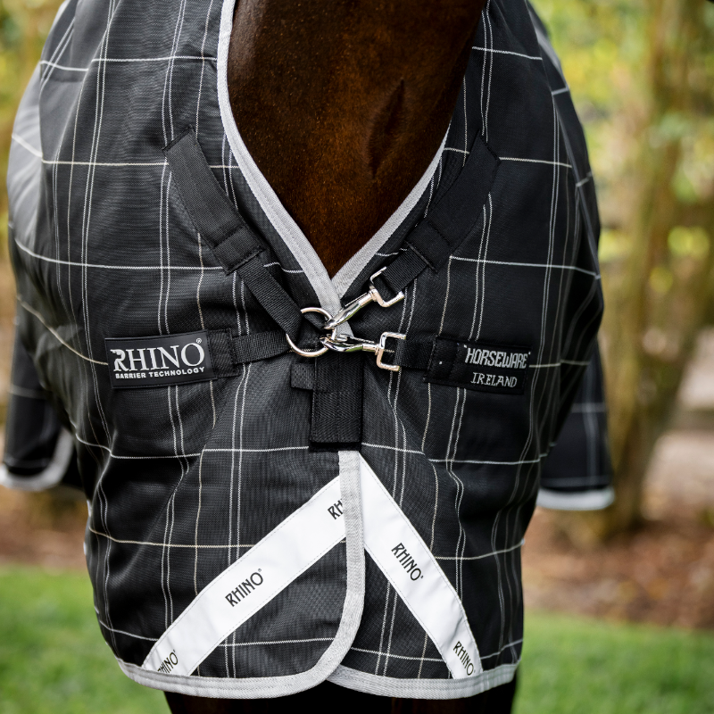 Horseware - Couverture d'extérieur Rhino Wug Turnout noir/ gris/ blanc à carreaux 100g | - Ohlala