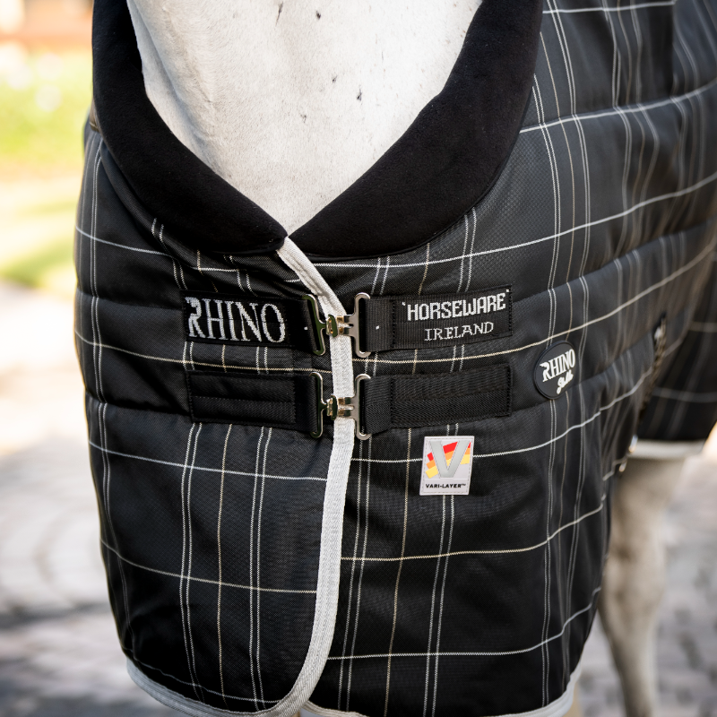 Horseware - Couverture de box Rhino Stable VL noir/ gris/ blanc à carreaux/ gris 350g | - Ohlala
