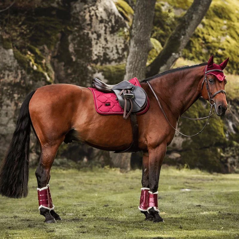 Equestrian Stockholm - Tapis de selle Bordeaux | - Ohlala