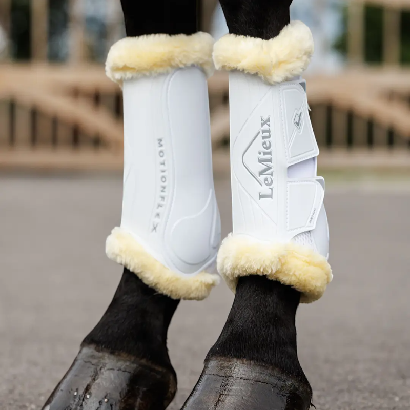 Lemieux - Guêtres de dressage Motionflex avec fourrure blanc/ naturel | - Ohlala
