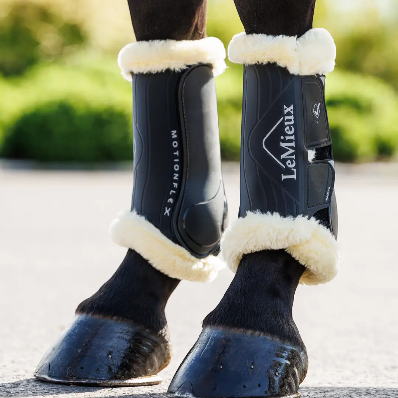 Lemieux - Guêtres de dressage Motionflex avec fourrure noir/ naturel | - Ohlala