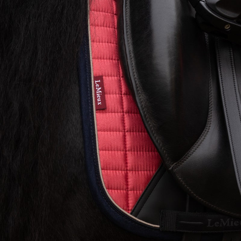 LeMieux - Tapis de dressage Square en suédine cranberry | - Ohlala