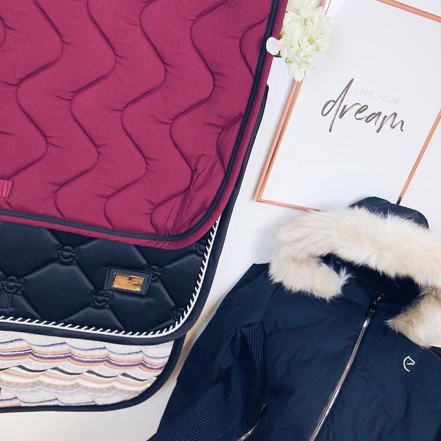 Equestrian Stockholm - Tapis de selle Black Edition | - Ohlala