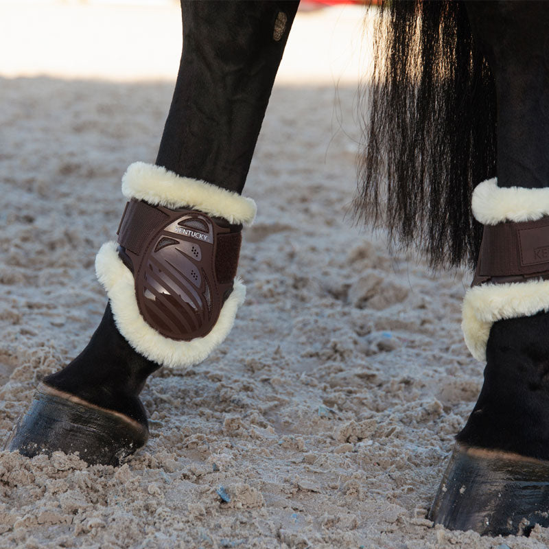 Kentucky Horsewear - Protège-boulet jeunes chevaux mouton vegan marron | - Ohlala