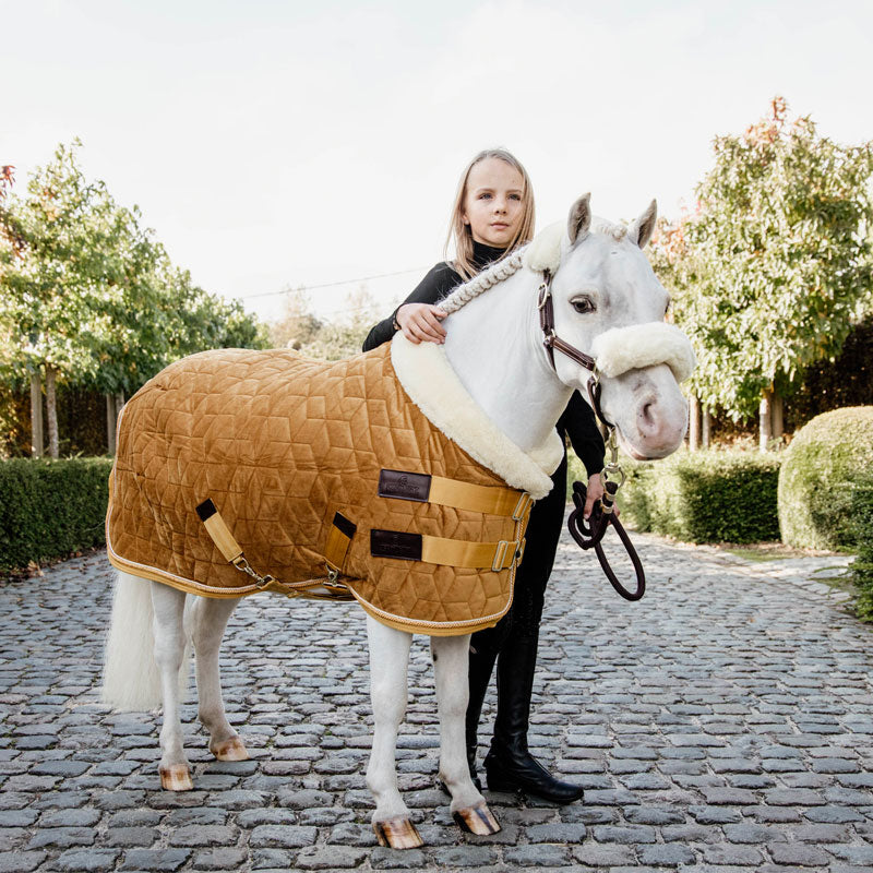 Kentucky Horsewear - Couverture de présentation velvet moutarde pour minis 160g | - Ohlala